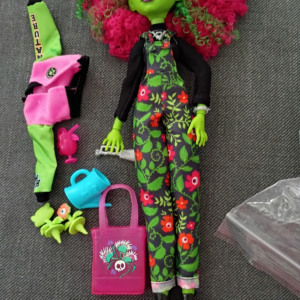 Venus McFlyTrap Monster HGreen Floral Overalls Doll Outfit with Pink Accessories